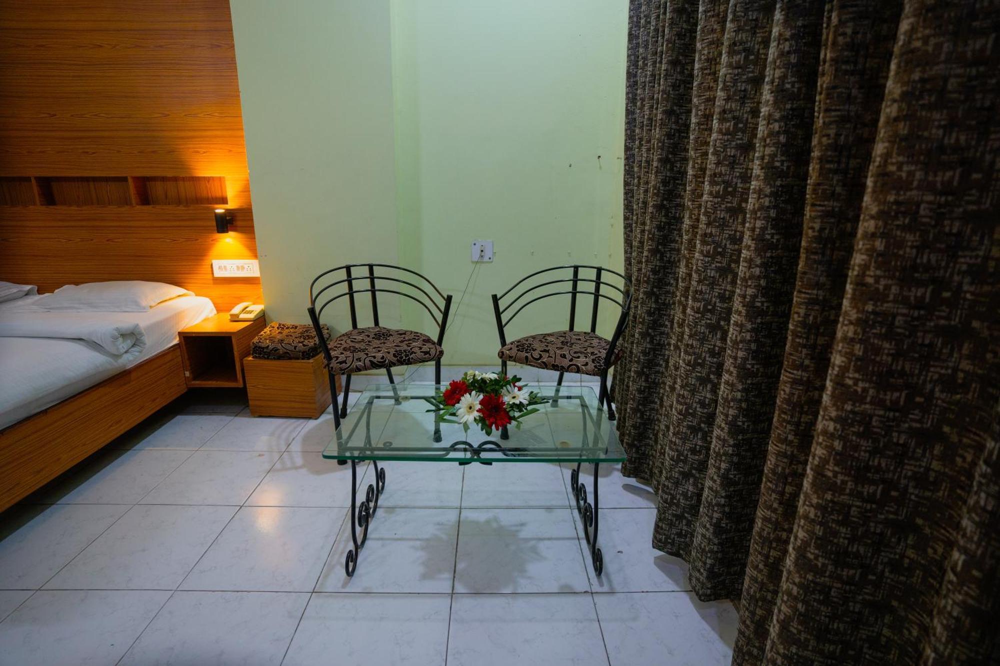 Hotel Girdhar Mahal Indore Eksteriør billede