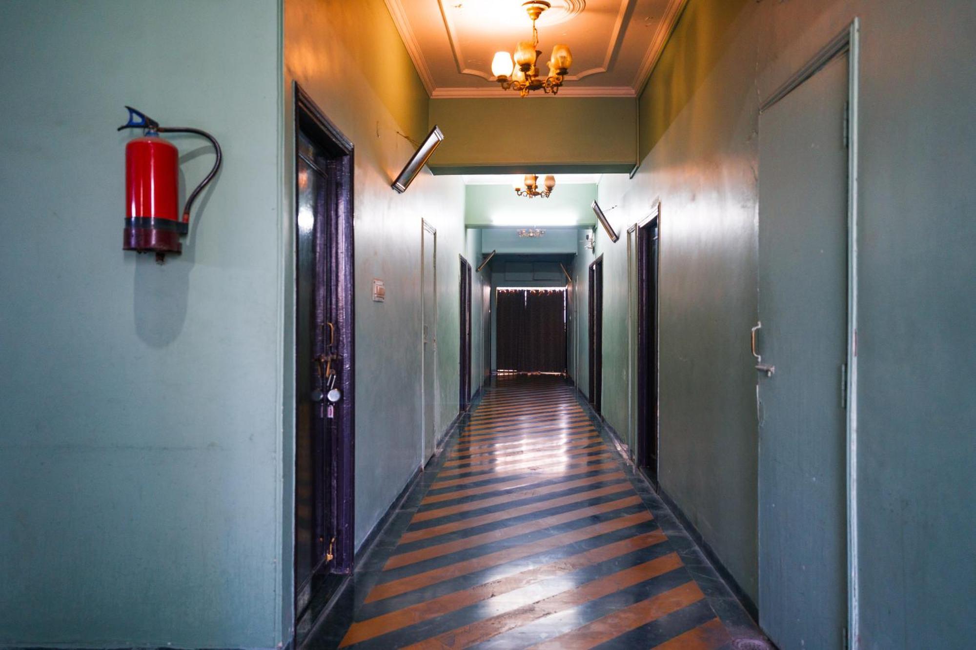 Hotel Girdhar Mahal Indore Eksteriør billede