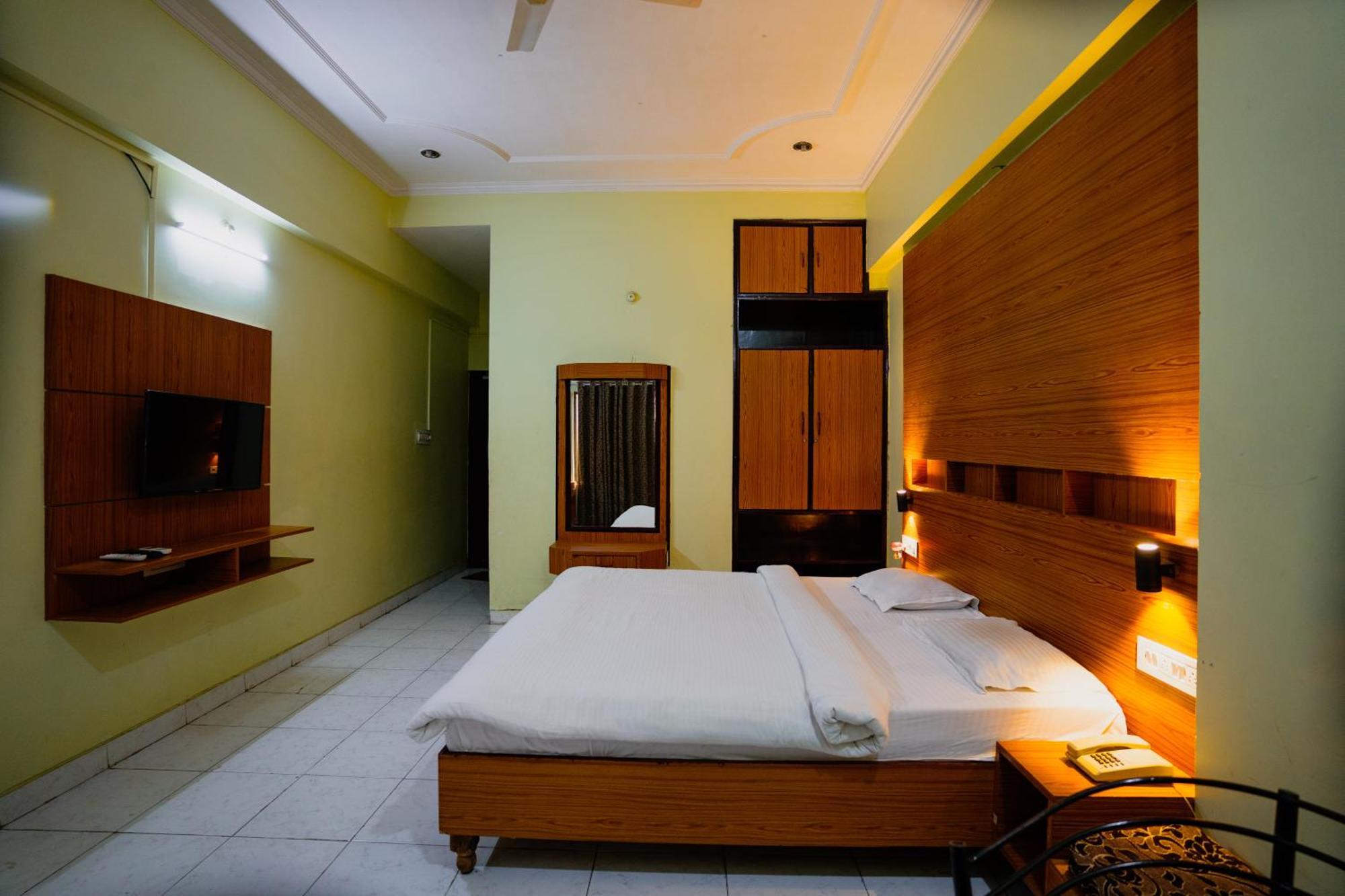 Hotel Girdhar Mahal Indore Eksteriør billede