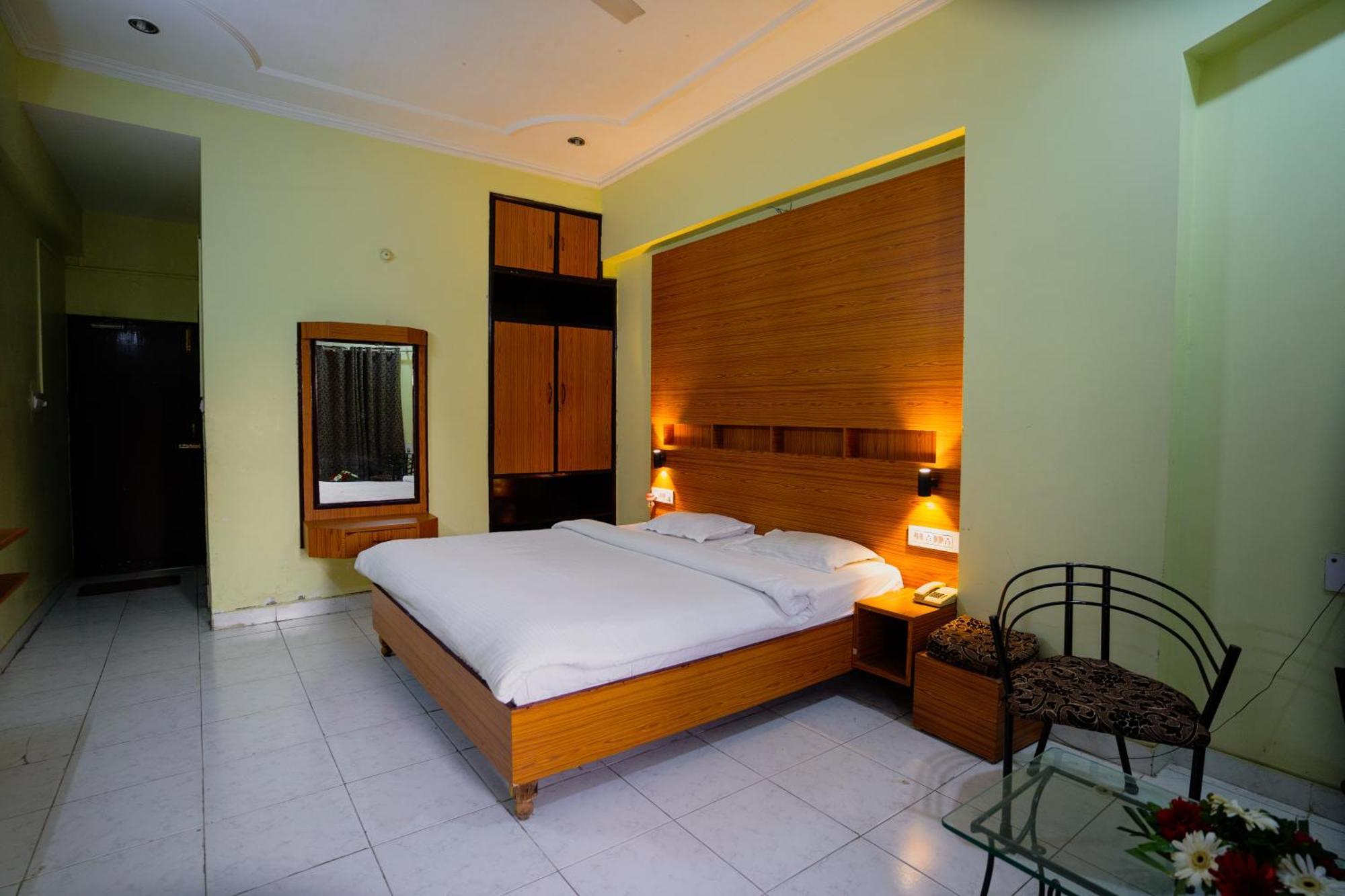 Hotel Girdhar Mahal Indore Eksteriør billede