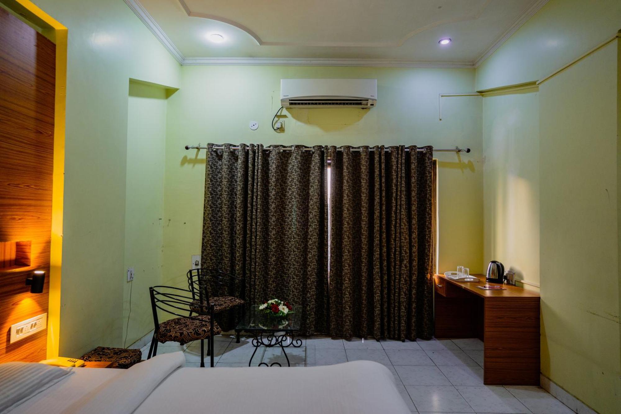 Hotel Girdhar Mahal Indore Eksteriør billede