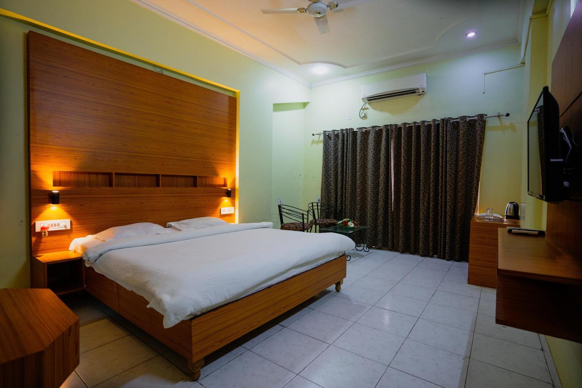 Hotel Girdhar Mahal Indore Eksteriør billede