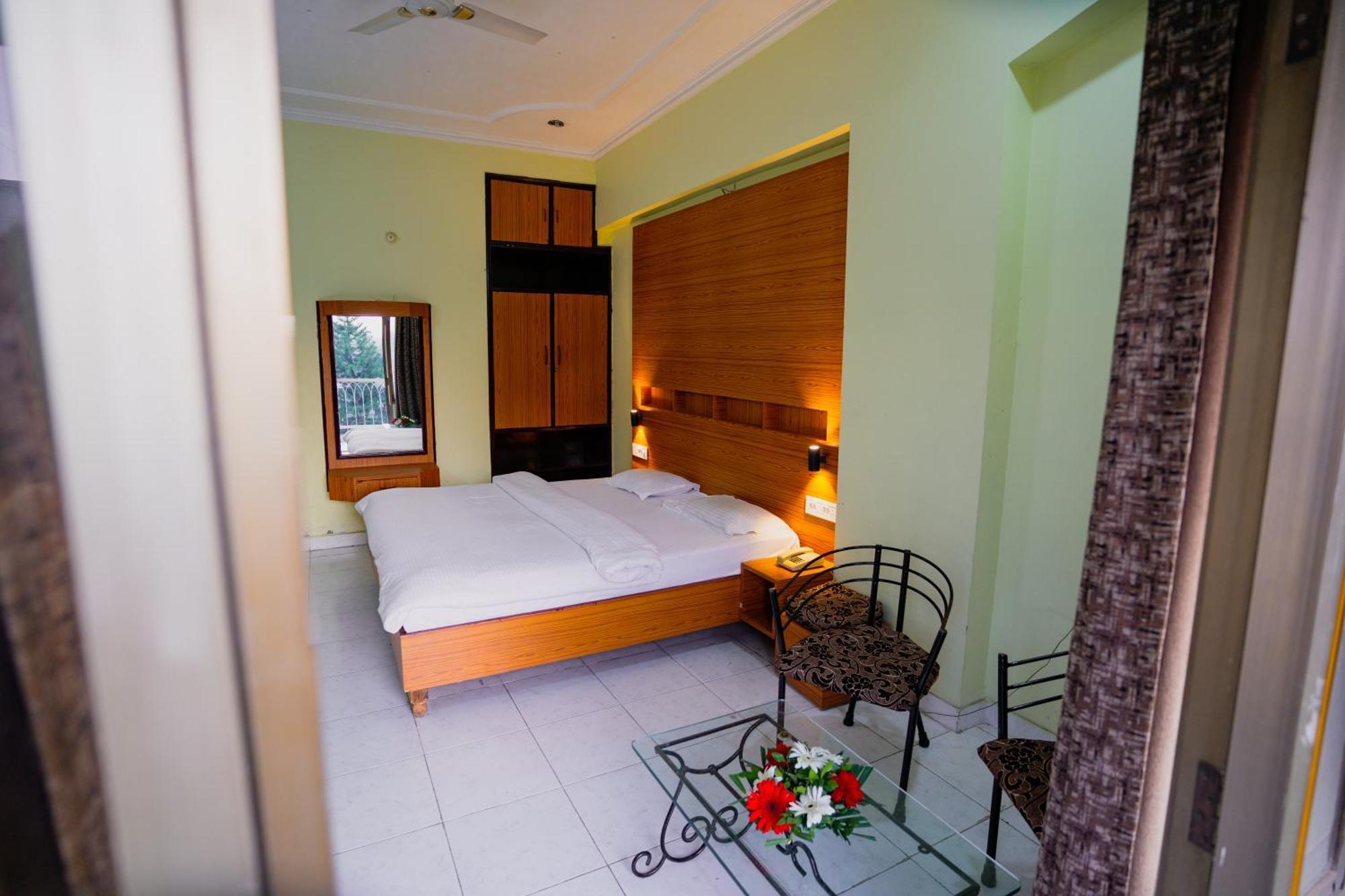 Hotel Girdhar Mahal Indore Eksteriør billede