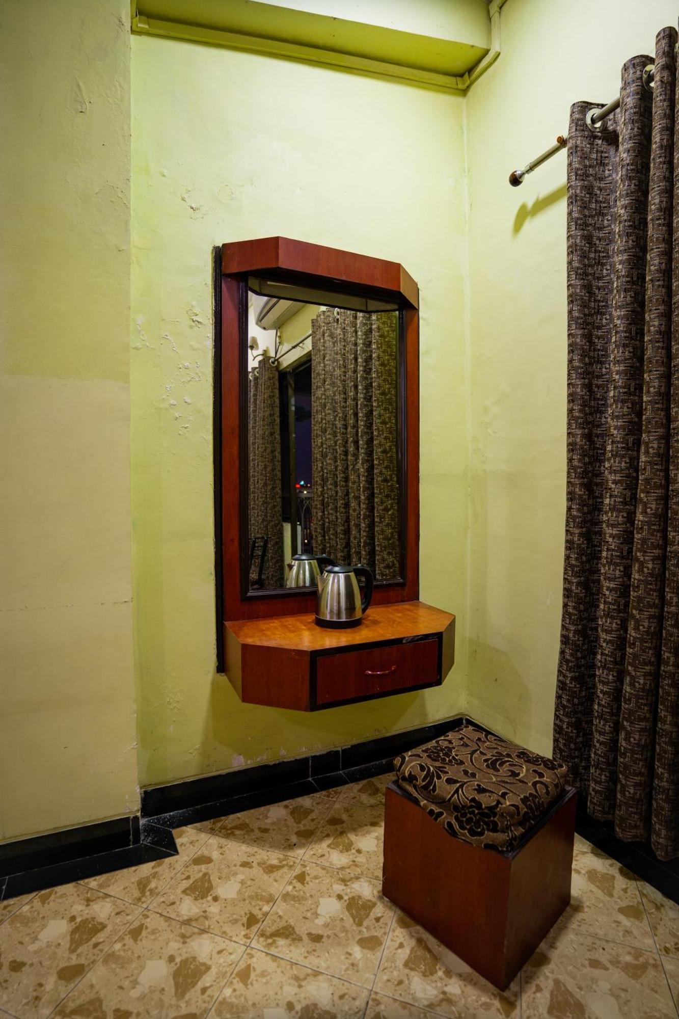 Hotel Girdhar Mahal Indore Eksteriør billede