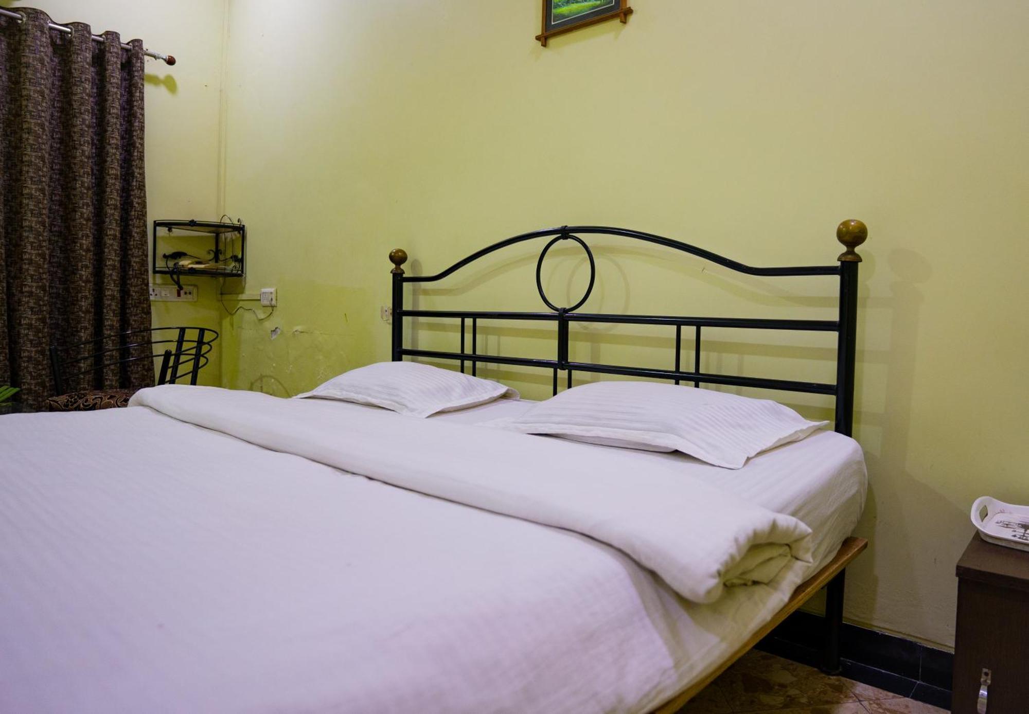 Hotel Girdhar Mahal Indore Eksteriør billede