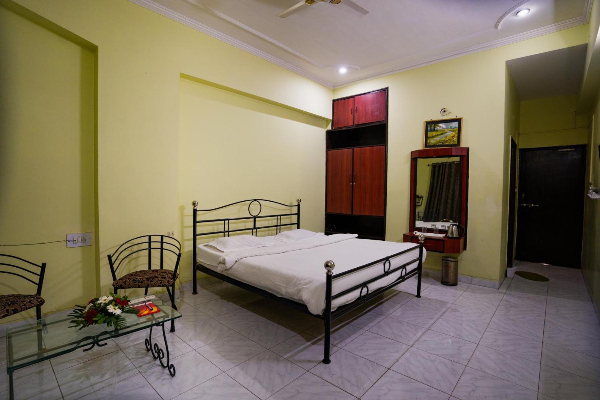 Hotel Girdhar Mahal Indore Eksteriør billede