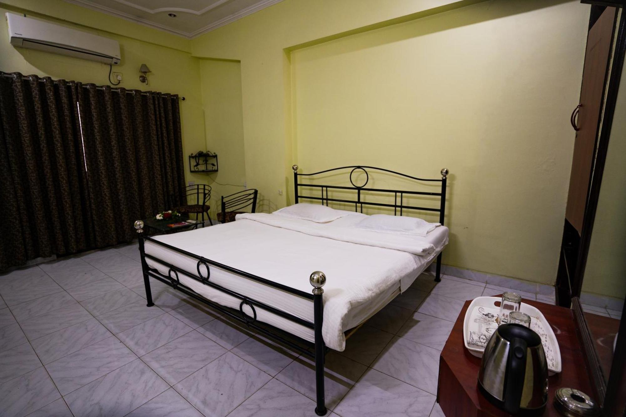 Hotel Girdhar Mahal Indore Eksteriør billede