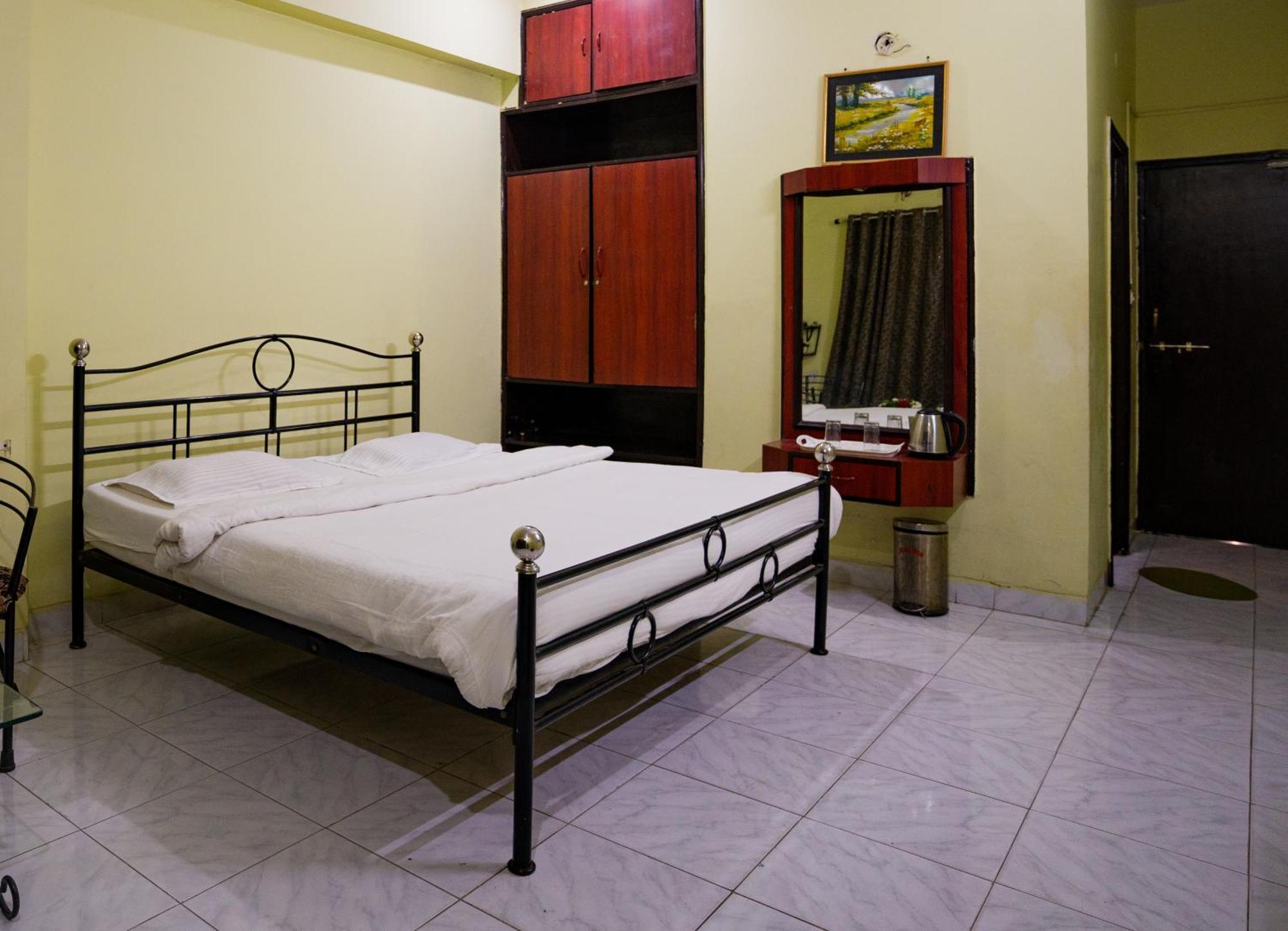 Hotel Girdhar Mahal Indore Eksteriør billede
